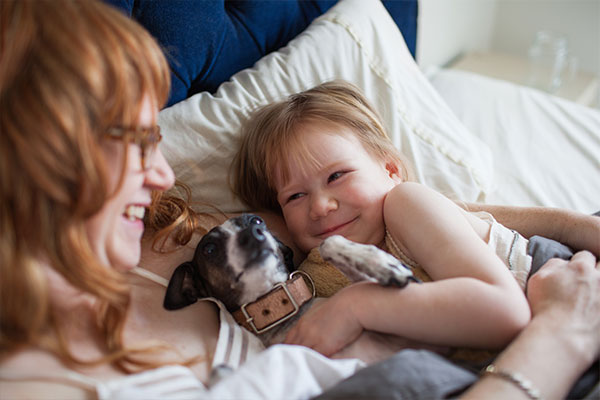 Mãe e filha com um cachorro