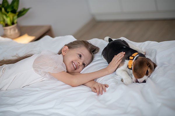 Uma menina brincando com um cachorro