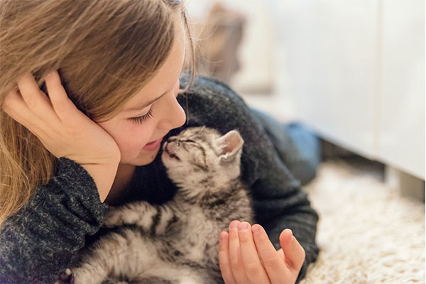 Uma menina com um gatinho