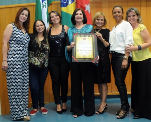 Médicas veterinárias Mariza Pissolato, Angela Bandolin e equipe com a vereadora Daniele Ziober seguram o Diploma de Reconhecimento Público concedido à Clivepar