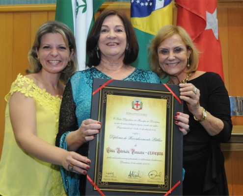 Na imagem estão as médicas veterinárias Mariza Pissolato e Angela Bandolin e a vereadora Daniele Ziober segurando o Diploma de Reconhecimento Público concedido à Clivepar